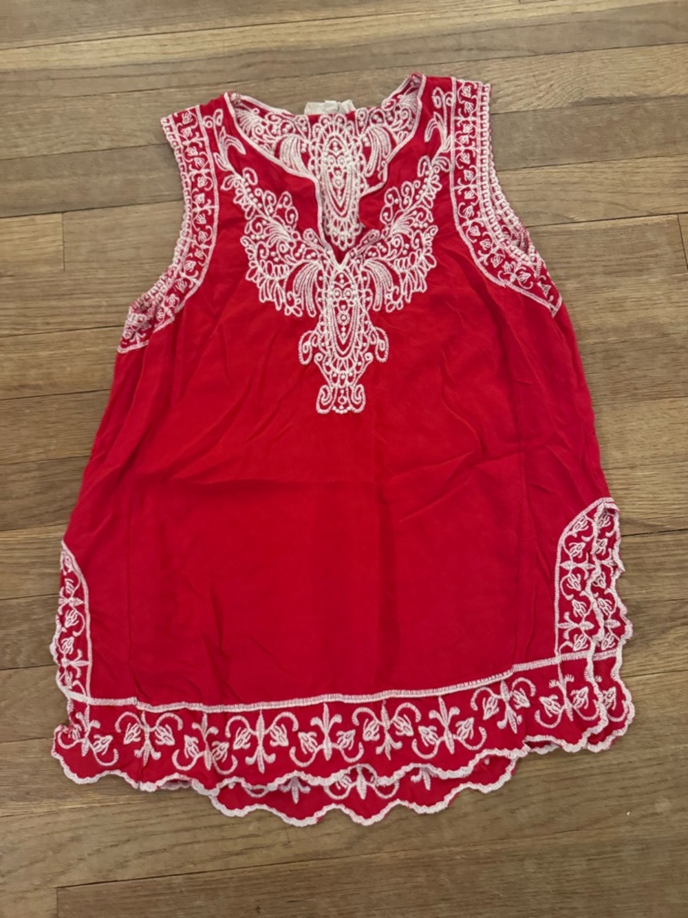 Solitaire Women's Red White Embroidered Sleeveless Tank Top - Size M
 b24